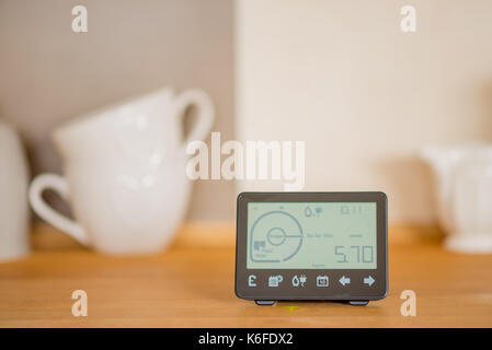 Smart Meter auf hölzernen Küchentisch. Stockfoto