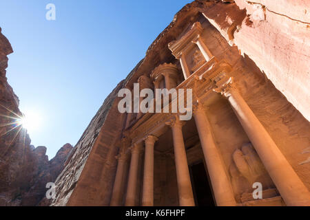 Al Khazneh oder die Treasury bei Petra, Jordanien - sie ist ein Symbol für Jordanien, sowie Jordan's meistbesuchte Touristenattraktion Stockfoto