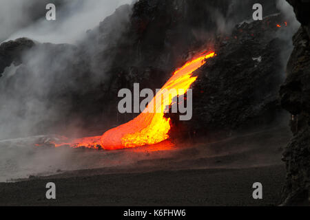 Lavastrom ins Meer, Hawaii Stockfoto
