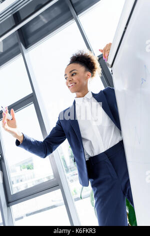 Afrikanische amerikanische Geschäftsfrau mit Whiteboard Stockfoto