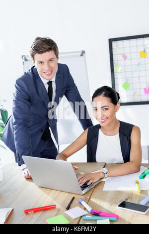 Multiethnischen Geschäftsleute Arbeiten am Laptop Stockfoto