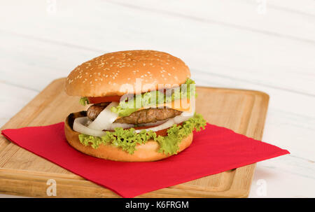 Hausgemachte Hamburger mit Zwiebeln, Tomaten, Salat, Käse. close-up Stockfoto