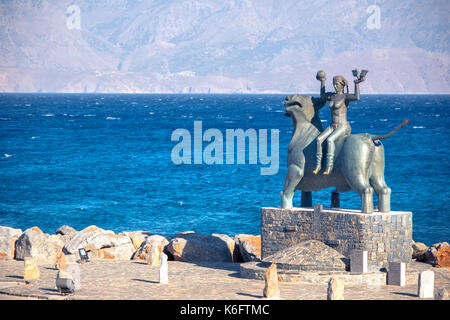 Europa - Statue auf dem Kai vor dem Hafen an der Küste von Agios Nikolaos, Kreta, Griechenland Stockfoto