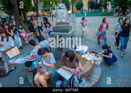 Tokio, Japan, 28. Juni - 2017: Nicht identifizierte Personen in einer Eule Statue in Ikebukuro Distrikt von Tokio Metropole warten, Japan Stockfoto