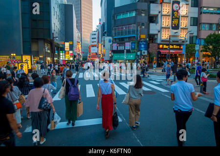 Tokio, Japan, 28. Juni - 2017: Unbekannter Menschen überqueren die Straße über den Zebrastreifen in Ikebukuro Viertel der Metropole Tokio, Japan. Tokyo Metropolis ist sowohl die Hauptstadt und die bevölkerungsreichste Stadt von Japan Stockfoto