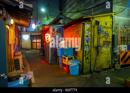 Tokio, Japan, 28. Juni - 2017: Kabukicho Nachbarschaft an Backstreet, alte Häuser, in Tokio Stockfoto