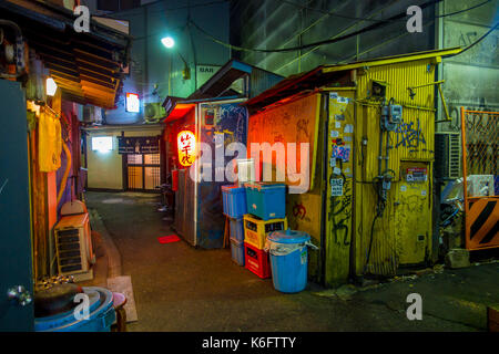 Tokio, Japan, 28. Juni - 2017: Kabukicho Nachbarschaft an Backstreet, alte Häuser, in Tokio Stockfoto