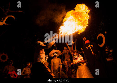 Eine junge Salvadorianische Mann spuckt Feuer, wie er während des La Calabiuza Parade am Tag der Toten Feier in Tonacatepeque, El Salvador, 1 Schließer Stockfoto