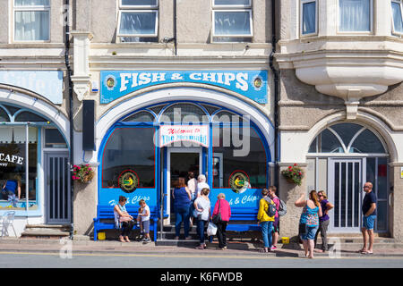 Warteschlange außerhalb der Meerjungfrau Fisch & Chips shop in Pwllheli Gwynedd Nort h Wales UK Stockfoto