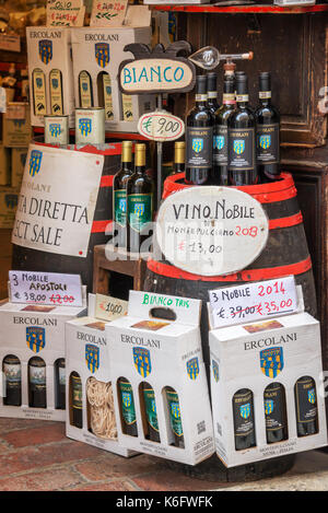 Flaschen Vino Nobile, der berühmteste Wein von Montepulciano, im Display außerhalb einer Kellerei, am 21. Juli 2017, in Montpulciano, Toskana, Italien Stockfoto