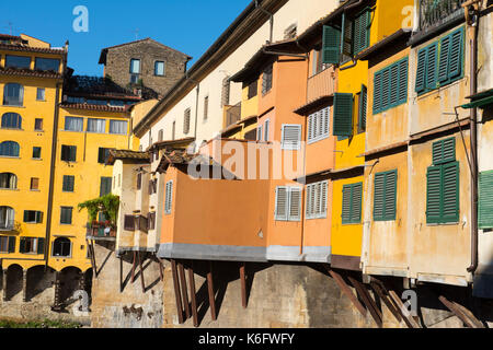 Nahaufnahme der Gebäude auf der Ponte Vecchio in Florenz, Toskana Italien Europa EU Stockfoto