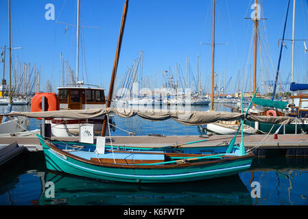 Traditionelle hölzerne Fischerboot, bekannt als pointu, im Alten Hafen oder Hafen Toulon Var Provence Frankreich Stockfoto