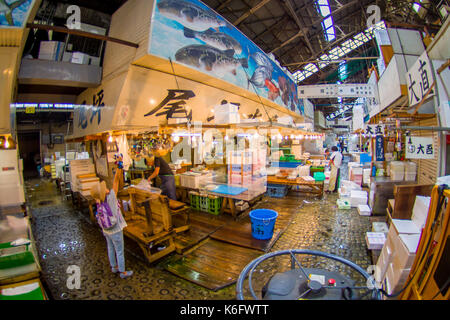 Tokio, Japan, 28. Juni - 2017: Meeresfrüchte zum Verkauf auf dem Fischmarkt Tsukiji Großhandel in Tokio, Japan, Tsukiji Markt ist der größte Großhandel Fisch und Meeresfrüchte Markt der Welt. Fischaugen-effekt Stockfoto