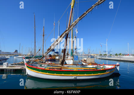 Traditionelle hölzerne Fischerboot, bekannt als pointu, im Alten Hafen oder Hafen Toulon Var Provence Frankreich Stockfoto