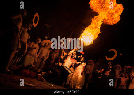 Eine junge Salvadorianische Mann spuckt Feuer, wie er während des La Calabiuza Parade am Tag der Toten Feier in Tonacatepeque, El Salvador, 1 Schließer Stockfoto