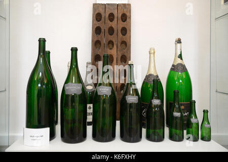 Ausstellung von verschiedenen Größen Champagnerflaschen im Wein & Spirituosen Museum Bendor Island oder Ile de Bendor, Bandol var Provence France Stockfoto