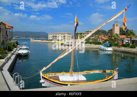 Traditionelles Holzangeln Boot, bekannt als ein Pointu, im Hafen oder Hafen von Bendor Insel, oder Ile de Bendor, Bandol Var Provence Frankreich Stockfoto