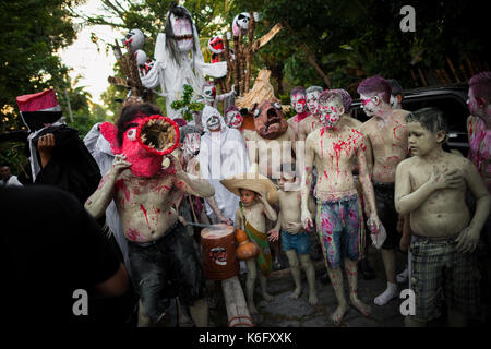 Salvadorianische Kinder, kostümierte, lackiert und tragen Masken, indigenen Mythologie Zeichen in der La Calabiuza Parade am Tag der Toten ce Stockfoto