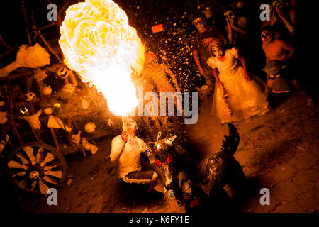 Eine junge Salvadorianische Mann spuckt Feuer, wie er während des La Calabiuza Parade am Tag der Toten fest in Tonacatepeque, El Salvador, 1 Nove Stockfoto