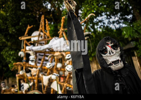 Eine junge Salvadorianische Mann, trug einen Sensenmann Maske, führt während der La Calabiuza Parade am Tag der Toten Feier in Tonacatepeque, El Sa Stockfoto