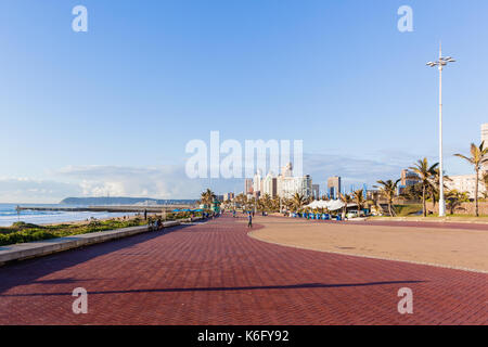 Strand Meer Promenade von Durban, Südafrika - 20 Aug 2017: Durban Strandpromenade Wellen Surfer piers Radfahren Menschen lifestyle Landschaft. Stockfoto