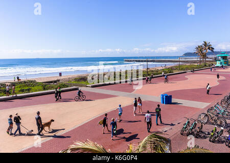 Strand Meer Promenade von Durban, Südafrika - 20 Aug 2017: Durban Strandpromenade Wellen Surfer piers Radfahren Menschen lifestyle Landschaft. Stockfoto