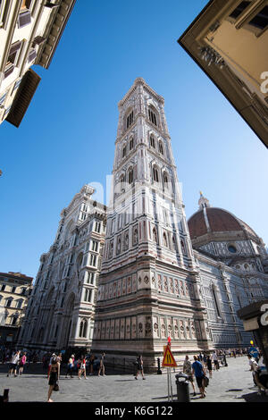 Der Dom von Florenz gesehen zwischen Gebäuden, Toskana Italien Europa EU Stockfoto