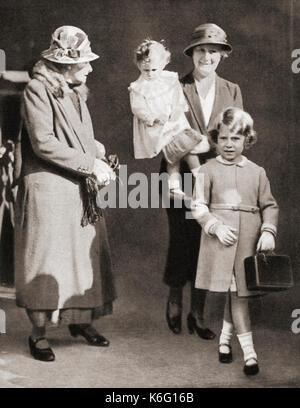 Prinzessin Elizabeth von York und ihre Schwester Prinzessin Margaret Rose mit ihren Kindermädchen, links, Clara Knight, bekannt als 'Allah' und rechts Margaret 'Bobo' Macdonald im Jahr 1932. Prinzessin Elisabeth von York, zukünftige Elisabeth II., 1926 - 2022. Königin des Vereinigten Königreichs. Prinzessin Margaret, zukünftige Gräfin von Snowden, 1930 – 2002. Jüngere Tochter von König George VI und Königin Elizabeth des Vereinigten Königreichs und Schwester von Königin Elizabeth II.. Aus dem Krönungsbuch von König Georg VI. Und Königin Elisabeth, veröffentlicht 1937. Stockfoto