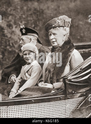 Prinzessin Elizabeth mit ihren Großeltern, George V und Queen Mary of Teck, die 1932 aus der Crathie Church, Schottland, zurückkehrten. Prinzessin Elisabeth von York, zukünftige Elisabeth II.,1926 - 2022. Königin des Vereinigten Königreichs. George V., 1865 – 1936. König des Vereinigten Königreichs und der britischen Dominions und Kaiser von Indien. Maria von Teck, 1867 -1953. Königin des Vereinigten Königreichs und Kaiserin von Indien als Ehefrau von König-Kaiser George V. aus dem Krönungsbuch von König George VI. Und Königin Elizabeth, veröffentlicht 1937. Stockfoto