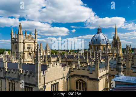 Blick auf die Skyline der Stadt von der Kuppel des Sheldonian Theatre, Oxford, England. Stockfoto