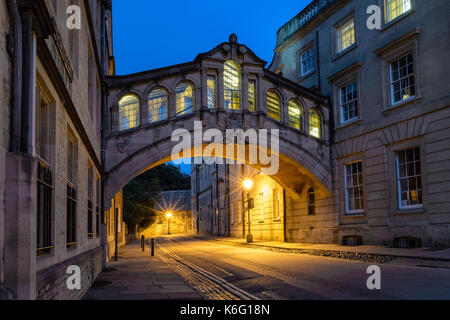 Hertford Brücke (auch der Seufzerbrücke bekannt) in der Nacht, Oxford, England. Hertford College ist ein College der Universität Oxford. Stockfoto