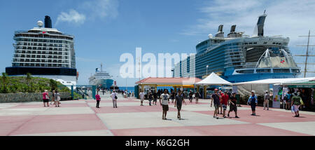 Kreuzfahrtschiffe neben bei Cruise Port, Philipsburg, Sint Martin, West Indies, Karibik Leeward Inseln Stockfoto