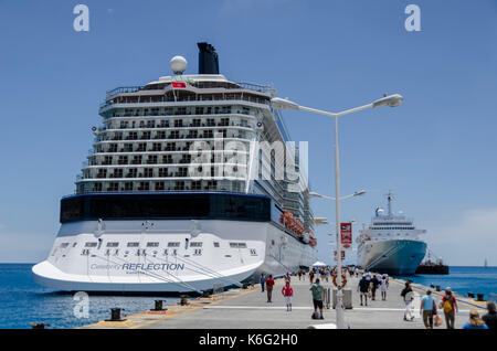 Kreuzfahrtschiffe neben bei Cruise Port, Philipsburg, Sint Martin, West Indies, Karibik Leeward Inseln Stockfoto