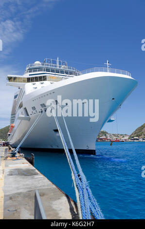 Kreuzfahrtschiff neben bei Cruise Port, Philipsburg, Sint Martin, West Indies, Karibik Leeward Inseln Stockfoto