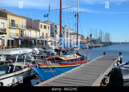 Bunte Holzyacht im Hafen oder Hafen von Mèze oder Meze Hérault Languedoc-Roussillon Frankreich vertäut