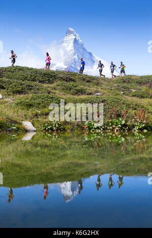Trailrunner vor Matterhorn widerspiegelt im See, Zermatt, Wallis, Schweiz Stockfoto