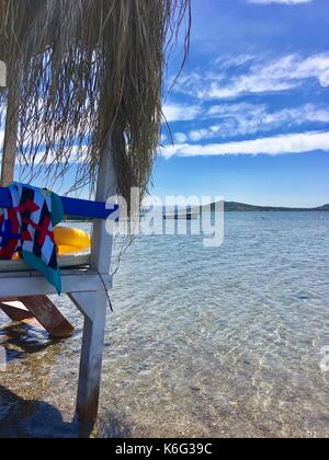 Holz- Lodge Dach mit Palmen am Meer Küste bedeckt. Stockfoto