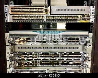 Moderne modulare und festen Port Network Switches für Rechenzentren konzipiert. Stockfoto