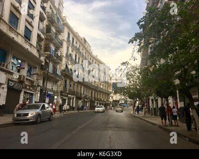 Algier, Algerien - September 15, 2017: Französische koloniale Seite der Stadt Algier Algerien. moderne Stadt hat viele alte französische Art Gebäude. Stockfoto