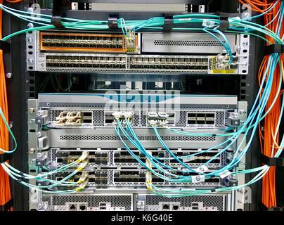 Moderne modulare und festen Port Network Switches für Rechenzentren konzipiert. Stockfoto