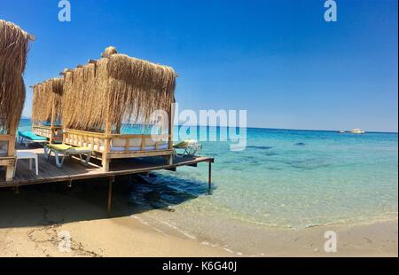 Holz- Lodge Dach mit Palmen am Meer Küste bedeckt. Stockfoto