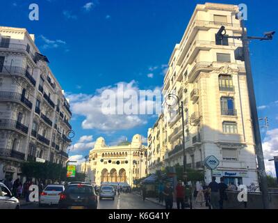 Algier, Algerien - September 15, 2017: Französische koloniale Seite der Stadt Algier Algerien. moderne Stadt hat viele alte französische Art Gebäude. Stockfoto