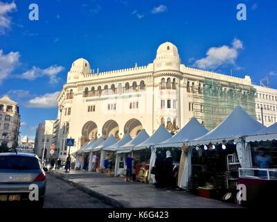 Algier, Algerien - September 15, 2017: Französische koloniale Seite der Stadt Algier Algerien. moderne Stadt hat viele alte französische Art Gebäude. Stockfoto