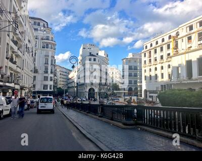 Algier, Algerien - September 15, 2017: Französische koloniale Seite der Stadt Algier Algerien. moderne Stadt hat viele alte französische Art Gebäude. Stockfoto