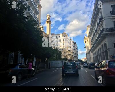 Algier, Algerien - September 15, 2017: Französische koloniale Seite der Stadt Algier Algerien. moderne Stadt hat viele alte französische Art Gebäude. Stockfoto