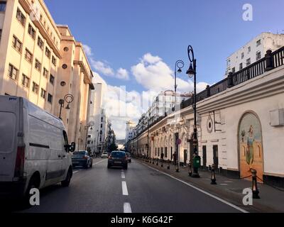 Algier, Algerien - September 15, 2017: Französische koloniale Seite der Stadt Algier Algerien. moderne Stadt hat viele alte französische Art Gebäude. Stockfoto