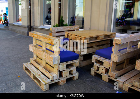 Originale Möbel aus stillgelegten Holzschilde. Tag der Stadt. Schytomyr des Jahres 1133. September 2017, in der Ukraine. Stockfoto