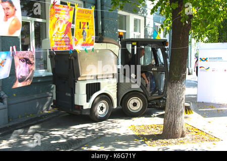 Eine Kehrmaschine entfernt Müll auf den Urlaub. Tag der Stadt. Schytomyr von 1133 Jahr. September 2017, in der Ukraine. Stockfoto