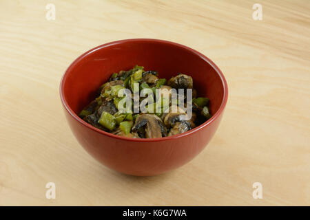 Bestandteil von sautierten gehackten Champignons und Paprika rot Schüssel als Lebensmittelzubereitung Stockfoto