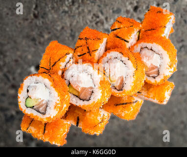California Roll mit tobiko, Garnelen, Lachs Stockfoto